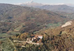 L'Eremo di Belmonte domina la collina buschese