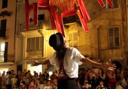 Teatro di strada, magia, equilibrismo, bolle di sapone, trucca bimbi e sorprese, con provetti professionisti