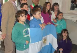 I bambini argenitini del coro con il sindaco, Luca Gosso, ed il presidente del comitato per il gemellaggio, Giuseppe Perucca