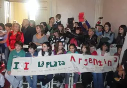 Il gruppo degli argentini - bambini insegnanti e genitori - giunti a Busca per il concorso canoro, ricevuti in municipio