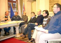 Da sinistra Elio Campana, Diego Bressi, Beatrice Sartore, Gianmichele Cismondi, Ezio Donadio, Antonella Simonsi, Francesco Lerda durante la riunione di ieri sera