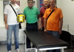 I appresentanti delle associazioni sportive che hanno gli impianti nella cittadella comunale di via Monte Ollero con il defibrillatore regalato che ora trova posto nell'infermeria del Palazzetto dello sport