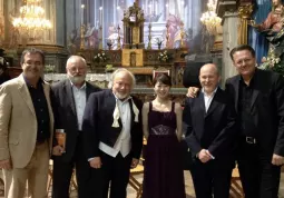 Da sinistra il vice-sindaco Marco Gallo, il parroco Enzo Conte, il direttore d'orchestra americano Jeff Silberschlag, la giovane promessa del flauto Kiriko Shimobarai, il presidente degli Amici della Musica di Busca, Antonello Lerda, il musicista Giuseppe Nov. ieri alla conclusione del concerto in parrocchia 