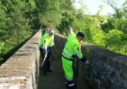 I  volontari del Gruppo comunale di protezione civile al lavoro sul Ponte Stretto