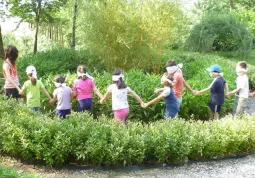 Gioco nel Giardino dei sensi  di Villa Ferrero in un'immagine di archivio. Una passeggiata nel bosco è un gesto normale per molti, ma è una conquista per i ciechi