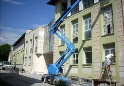 Il cantiere all'edificio delle scuole elementari