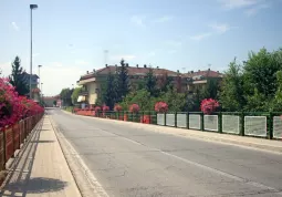 Le ringhiere del ponte sul Talutto: alla sinistra si vede quanto avessero bisogno di un intervento 