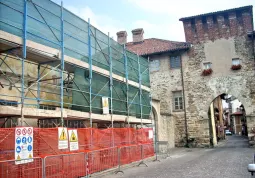 I ponteggi nel cantiere in piazza Santa Maria