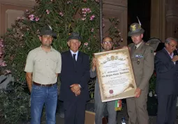 Il Sindaco consegna l'attestato della cittadinanza onoraria alla Brigata Alpina Taurinense nelle mani del colonnello Serafino Canale, vice comandante della Brigata, in rappresentanza del generale Dario Raineri