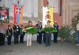 Onore ai Caduti con i gonfaloni delle città e della Provincia