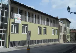 L'edificio delle scuole elementari in via Carletto Michelis dopo i lavori di tinteggiatura