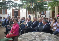 Il pubblico riunito sotto il secolare cedro del parco dell'Eremo per la cerimonia e per il concerto del Complesso bandistico del Castelletto 