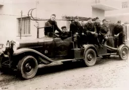 I Pompieri di Busca sul primo mezzo a motore attrezzato (foto archivio studio Pignatta, dal libro Buschesi, Fusta editore 2012)