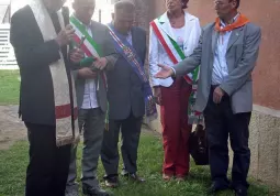 Il vescovo Giuseppe Guerrini ha celebrato la messa in suffragio di don Occelli e ha benedetto la targa che il Comune ha apposto nel parco della Resistenza 