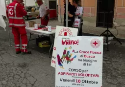 Lo stand della Cri a 'Busca in Piazza' con la promozione del nuovo corso per futuri volontari