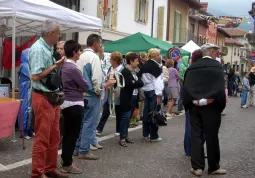 Nonostante il maltempo, prima del forte temporale di metà pomeriggio, i buschesi hanno fatto un giro in centro fra gli stand, comunque allestiti