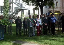 L'omaggio ai Caduti davanti al monumento alla Resistenza