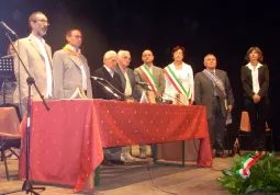 In piedi per l'Inno di Mameli, al Teatro Civico sabato 14 settembre durante la presentazione del libro su Don Occelli. Da sinistra: Mario Banchio, curatore della pubblicazione, Mario Berardo, presidente Anpi Busca, don Aldo Benevelli, Livio Berardo,  presidente Istituto Storico della Resiastenza, il sindaco Luca Gosso, Lucia Pettinà, in rappresentanza del Comune di Costigliole, Angelo Rosso,  consigliere provinciale, Claudia Bergia, vice-prefetto di Cuneo