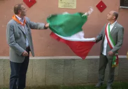 Il sindaco, Gosso, e il presidente dell'Anpi, Berardo, scoprono la targa dedicata a don Occelli nel parco della Resistenza