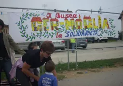 A Busca Ger-Moglia la solidarietà: lo striscione realizzato dalle maestre, con gli allievi