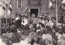 1956. Gironi e Girometta di Cuneo, Micon (Luigi Malausa) e Miconetta (Lucia Daniele), al centro, Reno Masoero