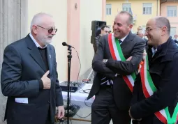 Da sinistra don Enzo Conte, Livio Acchiardi, sindaco di Dronero, Luca Gosso, sindaco di Busca