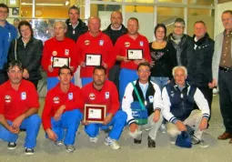 Il gruppo deli primi classificati con l'assessore comuanle allo Sport, Gian Franco Ferrero, il presidente Barbers e i parenti di Nicola