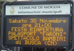 L'annuncio dello spettacolo dei bambini di Busca sul dislay del Comune di Moglia