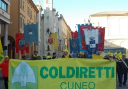 Il consigliere comunale Alberto Durando e il gonfaleone della Città alla manifestazione di Reggio Emilia a difesa del mady in Italiy 