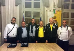 La sigla dell'accordo in municipio alla presenta dell'assessore Gian Franco Ferrero e del consigliere comunale ed accompagnatore del settore giovanile del Busca Diego Bress