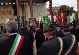 Il gonfalone di Busca fra quelli presenti all'inaugurazione della Alpiniadi