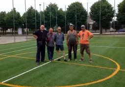 Da sinistra Walter Rosso della Pallavolo Busca, l’assessore comunale allo sport Gian Franco Ferrero, Sergio Migliore e Remo Dasio delle due associazioni sportive coinvolte  della gestione del campo e il tecnico  della ditta che ha provveduto ai lavori