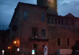 Lo spettacolo sotto la torre della Rossa... con nuvole minacciose