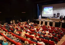 L'assemblea nel Teatro Civico