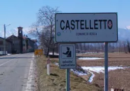 La frazione Castelletto è attraversata da una strada provinciale