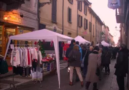 Tra le iniziative per incentivare gli acquisti in centro citta domenica 14 dicembre la giornata del Mercatino di Natale