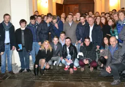 Il gruppo in posa nell'androne del Palazzo comunale