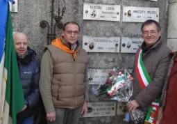 Il sindaco e i rappresentanti dell'Anpi ieri al cimitero per Carletto Michelis