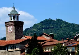 Secondo i criteri individuati dal Governo, e contestati da molti Comuni italiani, se a Busca la sede del municipio fosse all'Eremo tutto il terriotrio del comune sarebbe  da considerarsi montano