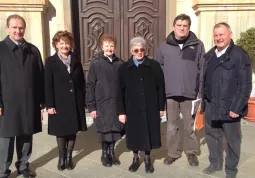 Le suore Giuseppine, al centro, accolte dal sindaco di Tarantasca, Bruna Giordano, dall'assessore del Comune di Busca Gian Franco Ferrero e dal parroco don Roberto Bruna