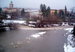 Una piena del Maira nel punto di incontro con il Talutto. Scavare l'alveo di fiumi e torrenti in Piemonte per raccogliere materiale utilizzabile in edilizia sarà meno costoso