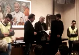 In margine alla visita dei giovani dell’Oratorio parrocchiale di Busca alla Santa Sede, ieri il sindaco Marco Gallo ha accompagnato i ragazzi ed il vice-parroco don Matteo Monge ad un incontro programmato con il portavoce della sala stampa del Vaticano monsignor Federico Lombardi, saluzzese di orgine. Nell’occasione il sindaco ha donato all’ospite il libro sui Fratelli Biazaci da Busca curato dall’associazione culturale Bafile