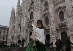 La Bella Antilia davanti al duomo di Milano