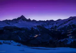 Una suggestiva immagine dell'area del Monviso scattata 'nell'ora blu', pubblicata sul gruppo Facebook Lo splendore dei monti e dlle valli della provincia di Cuneo. La riserva MaB Unesco dell’area del Po cuneese comprende 88 comuni dell’area del Po cuneese: le valli Maira, Varaita, Po, Pellice, la pianura saluzzese, una porzione della provincia di Torino ed una vasta area in territorio francese dell’altro versante del Monviso, con il quale è in atto il programma transfrontaliero di sviluppo locale sostenibile.