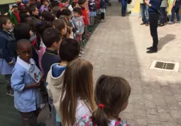 I bambini alla Festa dell'albero questa mattina nel cortile delle scuole elementari