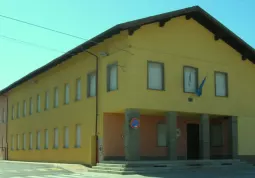 L'edificio delle scuole elementari in frazione San Chiaffredo