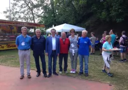 La tappa della grigliata al parco Francotto. Da  sinistra il consigliere comunale Giuseppe Perucca, il presidente di Busca Eventi, Gianpiero Marino,  il sindaco, Marco Gallo, l'assessore Gian Franco Ferrero, l'assessora Carla Eandi, Giangi Giordano, in qualità di socio Busca Eventi