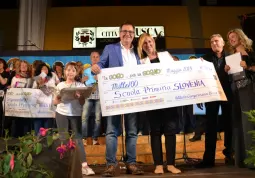 Il sindaco, Marco Gallo, premia il coro di Capodistria (Slovenia) primo classificato sabato scorso