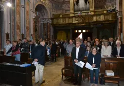 Un minuto di silenzio per i Caduti della Prima Guerra Mondiale prima dell'inizio del concerto alla Rossa