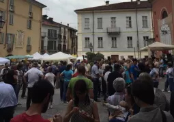 Una folla di visitatori ieri in  centrocittà per la Fiera di Maggio